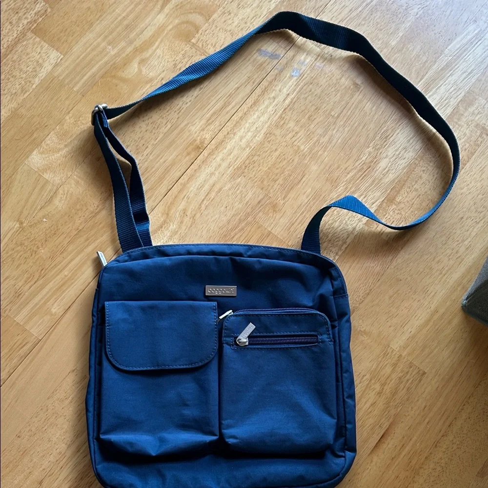 Baggallini Deep Navy Crossbody Messenger Bag with Silver Zippers